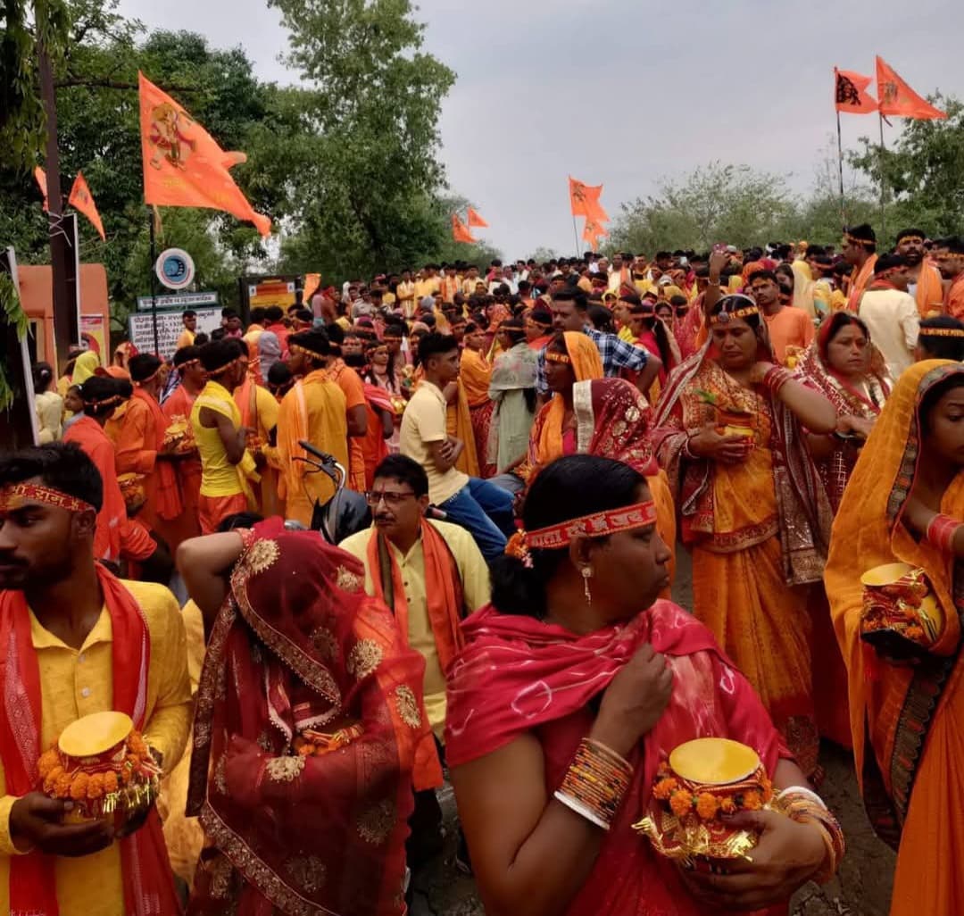 देवी मंदिर स्थापना दिवस पर लभुआनी से निकला भव्य कलश यात्रा