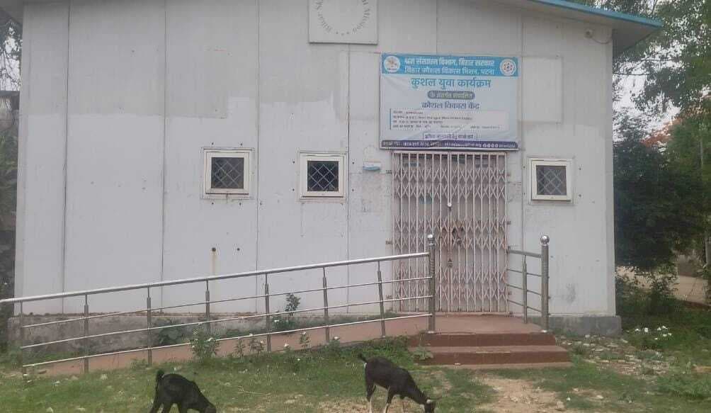 बिना सूचना के कंप्यूटर संस्थान बंद होने से विद्यार्थी परेशान