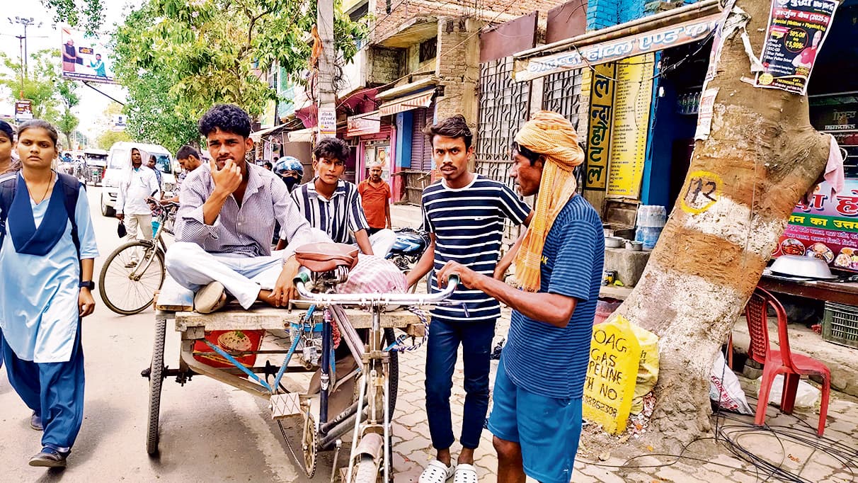 सदर अस्पताल ने नहीं दिया एंबुलेंस, परिजन ठेले पर ले गये शव