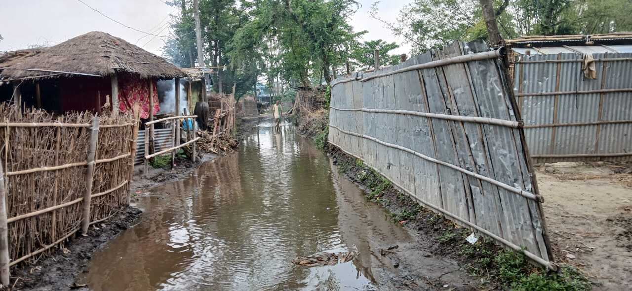 सड़क पर जलजमाव से ग्रामीण परेशान