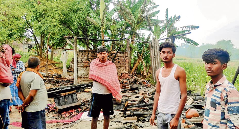 hajipur news. महुआ में शॉट-सर्किट से तीन घर जले