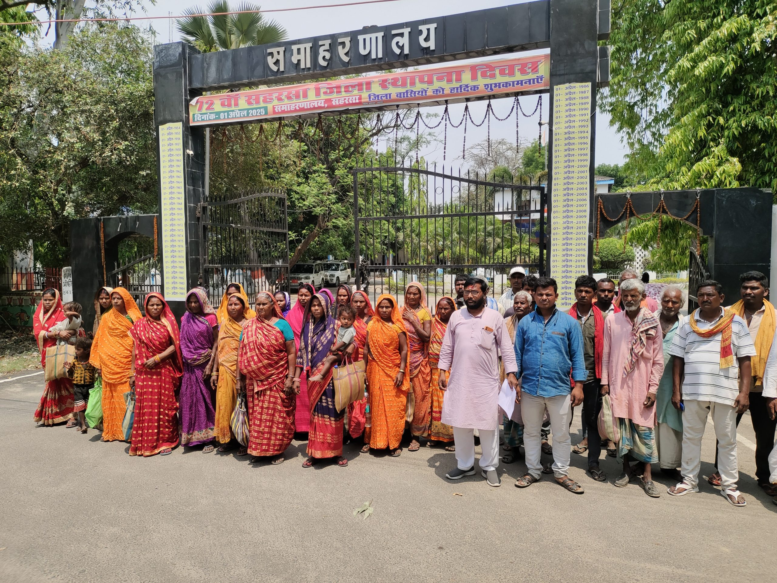 आवास के लिए आवंटित गड्डे की भूमि में मिट्टी भरवाने को लेकर पीड़ितों ने डीएम को दिया आवेदन