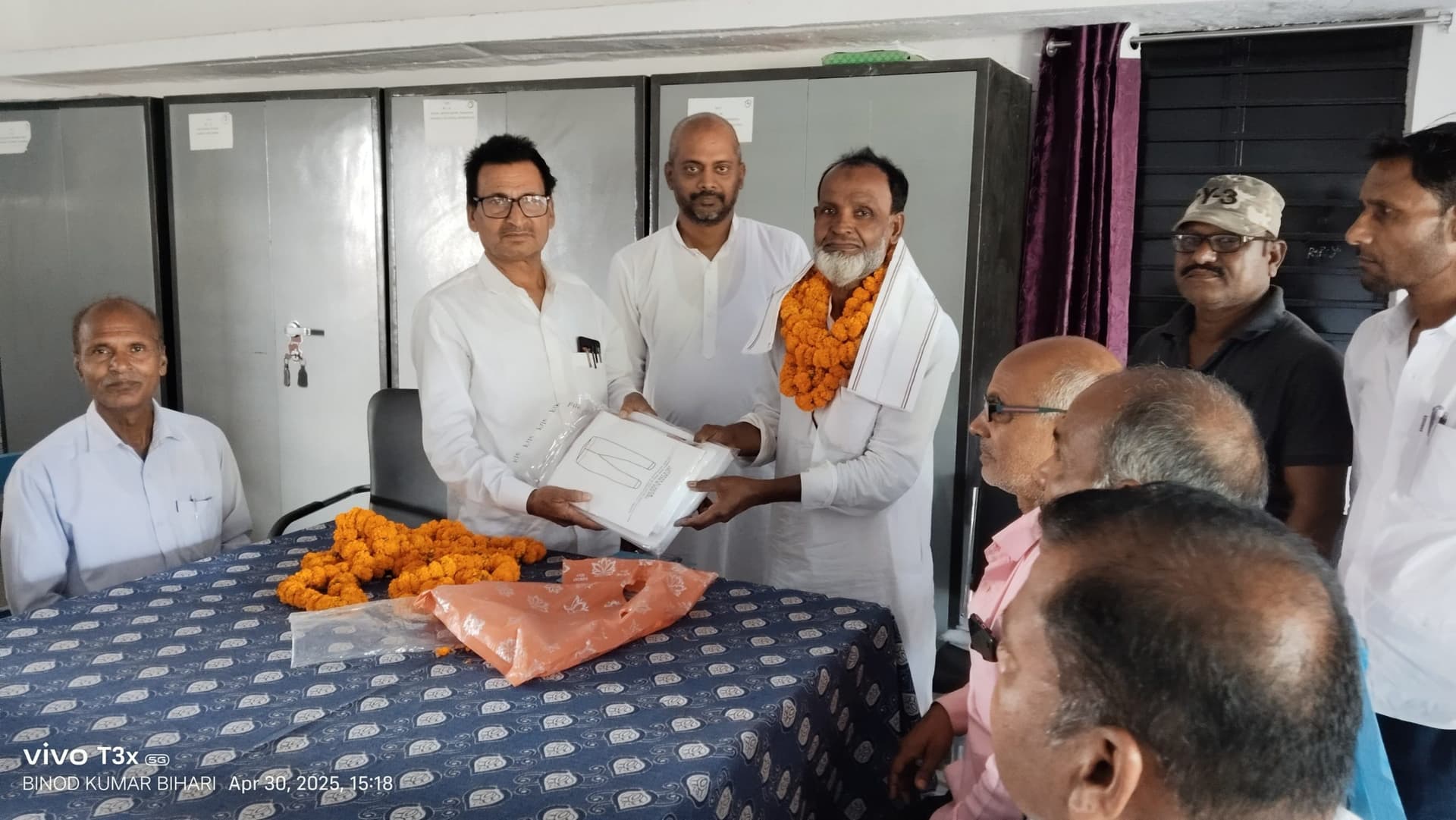 सम्मान समारोह आयोजित कर सेवानिवृत्त उर्दू शिक्षक को दी विदाई