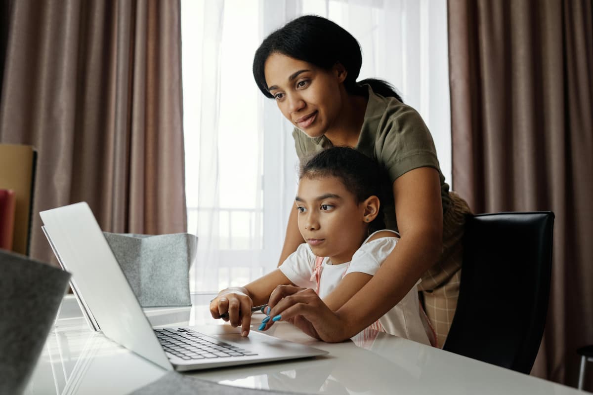 Parenting Tips: भूलकर भी बच्चों पर जबरदस्ती न डालें पढ़ाई का बोझ, होता है ऐसा असर