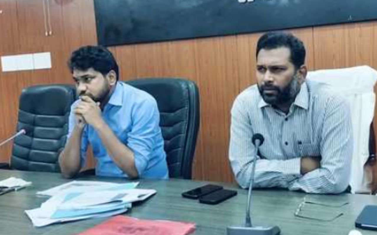 गोपालगंज में इंजीनियर रहे मीटिंग से गायब, डीएम ने किया जवाब-तलब