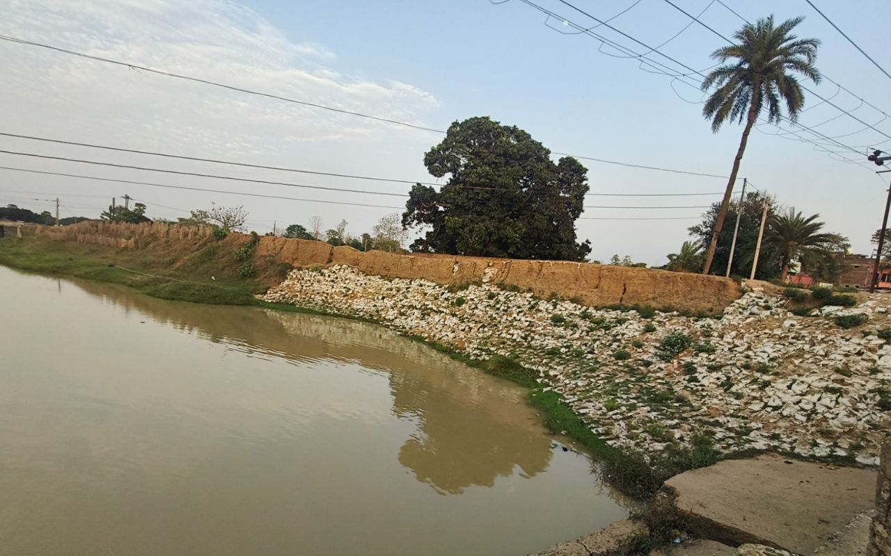 भागलपुर का ये तटबंध सालभर से क्षतिग्रस्त, बारिश में बांध टूटेगा तो डेढ़ दर्जन से अधिक गांव होंगे तबाह भागलपुर का ये तटबंध सालभर से क्षतिग्रस्त, बारिश में बांध टूटेगा तो डेढ़ दर्जन से अधिक गांव होंगे तबाह