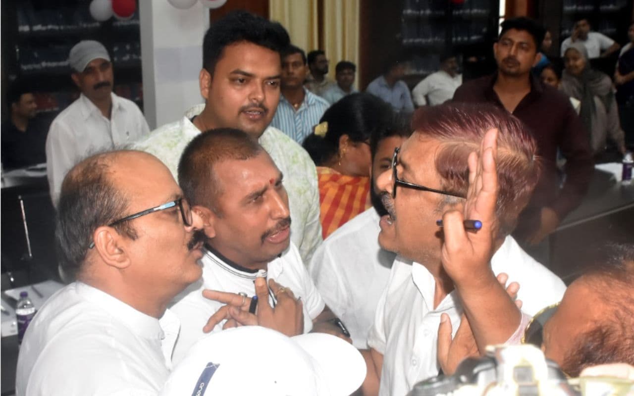 मुजफ्फरपुर के महापौर कैबिनेट में महासंग्राम, कुर्सी बनी कलह का कारण मुजफ्फरपुर के महापौर कैबिनेट में महासंग्राम, कुर्सी बनी कलह का कारण