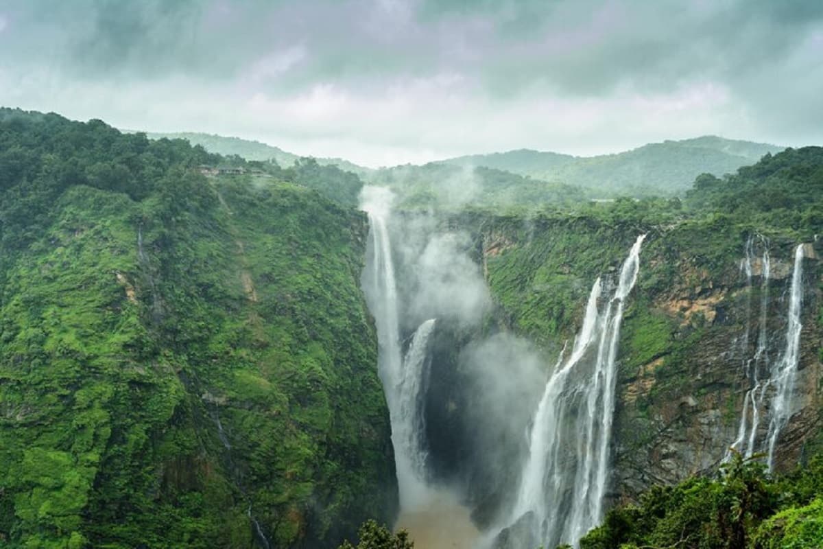 Meghalaya Tourist Places: गर्मियों में घूमने का परफेक्ट डेस्टिनेशन है मेघालय, जानिए यहां की खूबसूरत जगहें