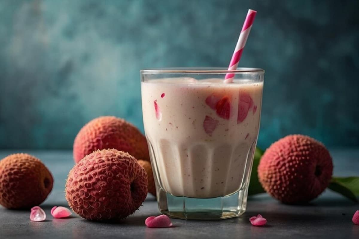 Litchi Smoothie Recipe: गर्मी में चाहिए टेस्टी वेलकम ड्रिंक, घर पर बनाएं ये झटपट लीची स्मूदी
