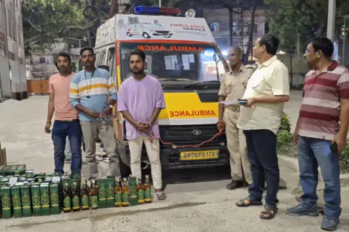 एंबुलेंस में छुपा था शराब का बड़ा जखीरा, बिहार में सिलीगुड़ी से लाया जा रहा था लाखों का माल