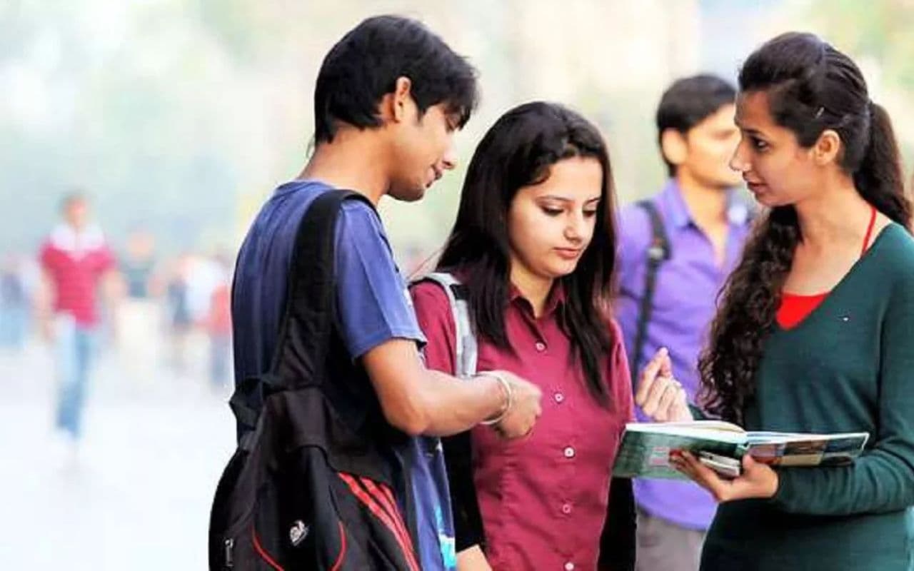 Education: 12वीं के बाद सही करियर की ओर बढ़ाएं कदम, पसंदीदा पाठ्यक्रम अपने शहर के कॉलेजों में भी उपलब्ध Education: 12वीं के बाद सही करियर की ओर बढ़ाएं कदम, पसंदीदा पाठ्यक्रम अपने शहर के कॉलेजों में भी उपलब्ध