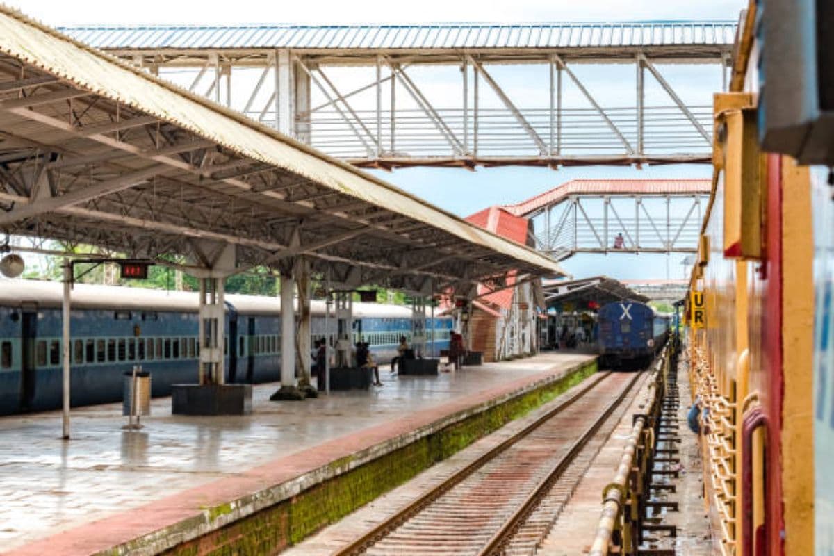 Bihar: मुजफ्फरपुर और पटना जाने के लिए करना पड़ता है 14 घंटे इंतजार, ट्रेन न होने से यात्री परेशान
