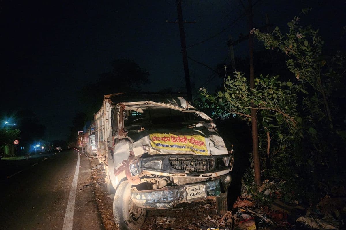गिरिडीह डुमरी में पलटी मालवाहक गाड़ी, दो की मौत