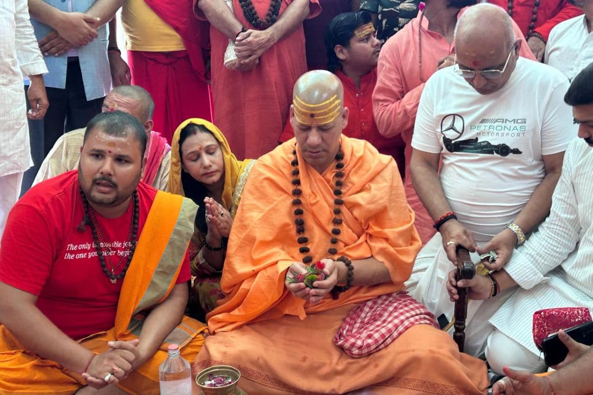देवघर पहुंचे महामंडलेश्वर स्वामी कैलाशानंद गिरी, बैद्यनाथ धाम में की पूजा