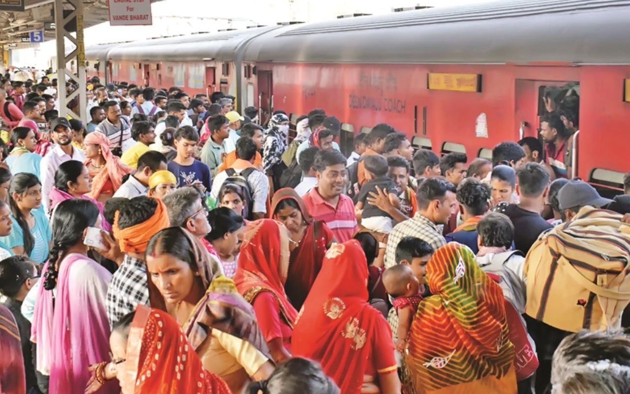 Bihar Train: सैर की चाह सफर बनी टेंशन, ट्रेनों में लंबी वेटिंग लिस्ट, विमान किराया में लगी आग
