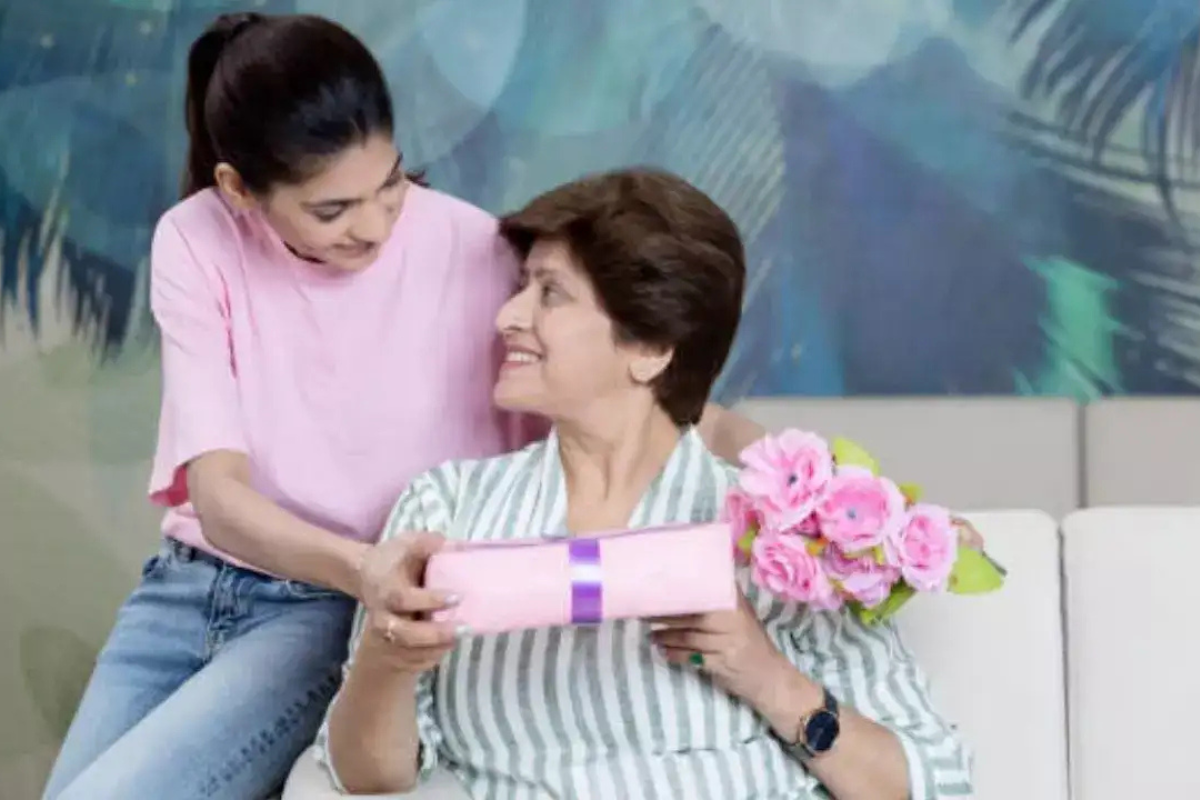 Mother’s Day 2025: कम बजट में दें मां को ये 8 यूनिक और खूबसूरत गिफ्ट्स, हर पल बन जाएगा खास