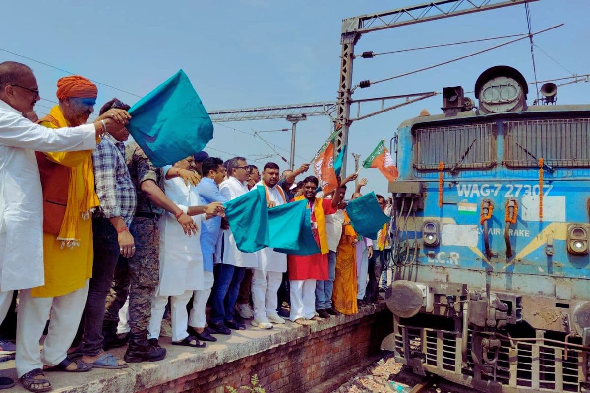 Bihar News: शेखपुरा-दिल्ली समर स्पेशल ट्रेन के उद्धाटन के दौरान विधायक-सांसद में धक्का-मुक्की का Video Viral Bihar News: शेखपुरा-दिल्ली समर स्पेशल ट्रेन के उद्धाटन के दौरान विधायक-सांसद में धक्का-मुक्की का Video Viral