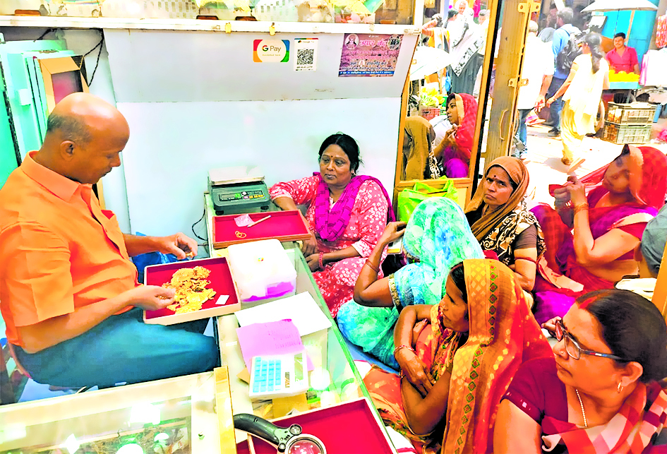 Jehanabad : अक्षय तृतीया पर जमकर हुई सोने चांदी के आभूषणों की खरीदारी