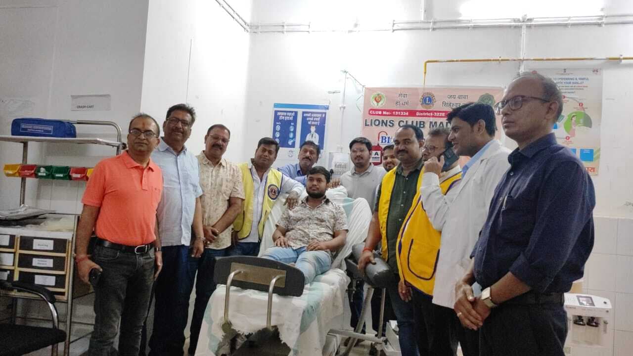 लायंस क्लब ने ब्लड बैंक में 20 यूनिट किया रक्तदान