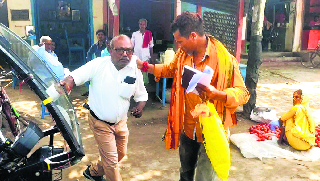भगवानपुर अंचल में रसीद काटने के नाम पर अवैध वसूली का आरोप लगाते हुए लाभुकों ने राजस्व कर्मचारी को खदेड़ा, मची अफरातफरी