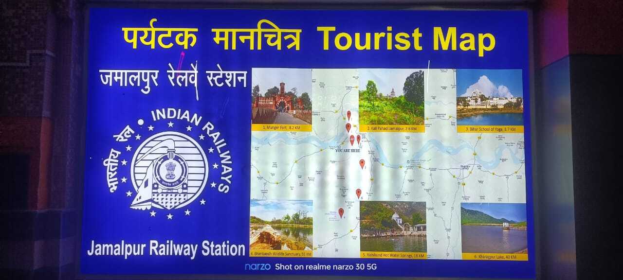 जमालपुर रेलवे स्टेशन पर यात्रियों को दी जा रही इस क्षेत्र के पर्यटन की जानकारी