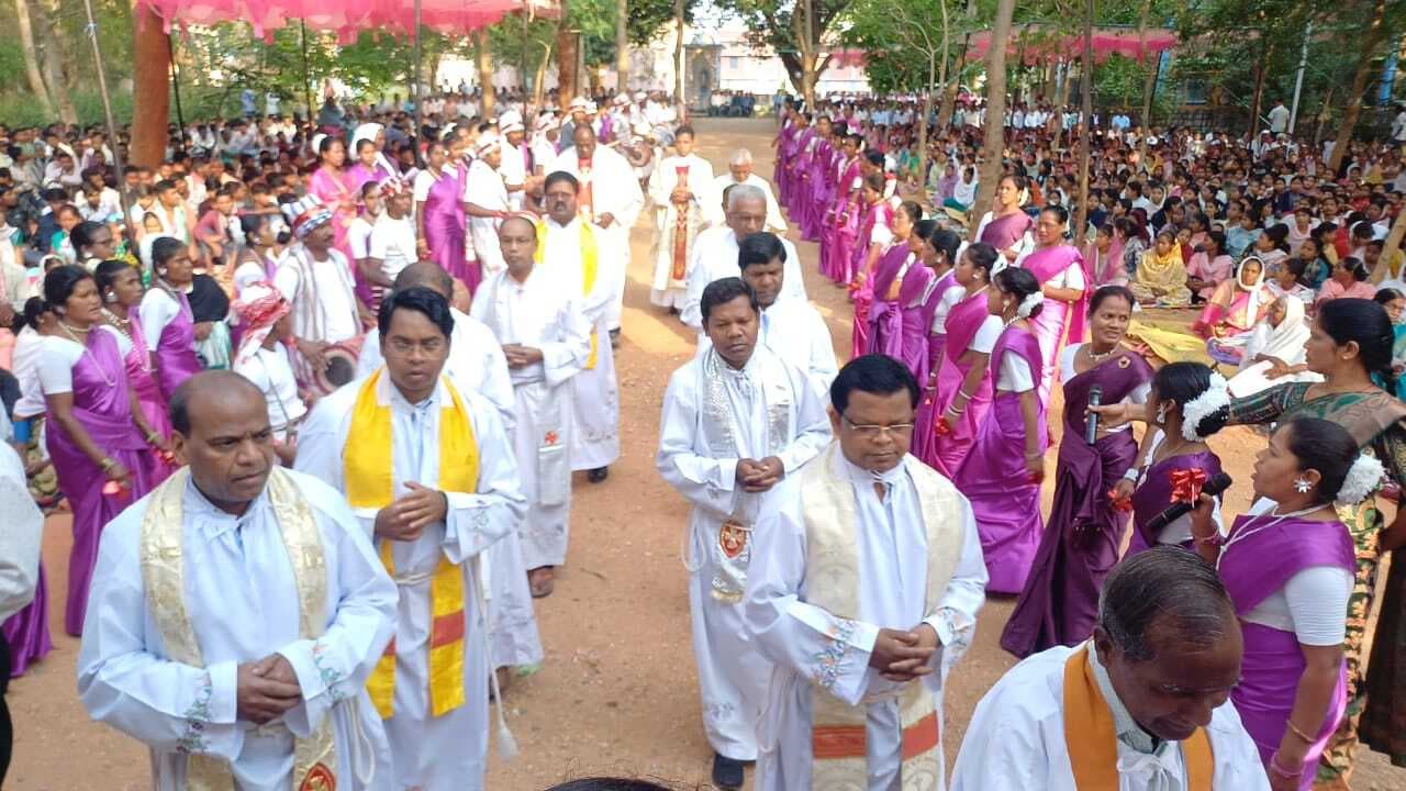 परिवार पवित्र बनेगा, तभी समाज में पवित्रता: फादर