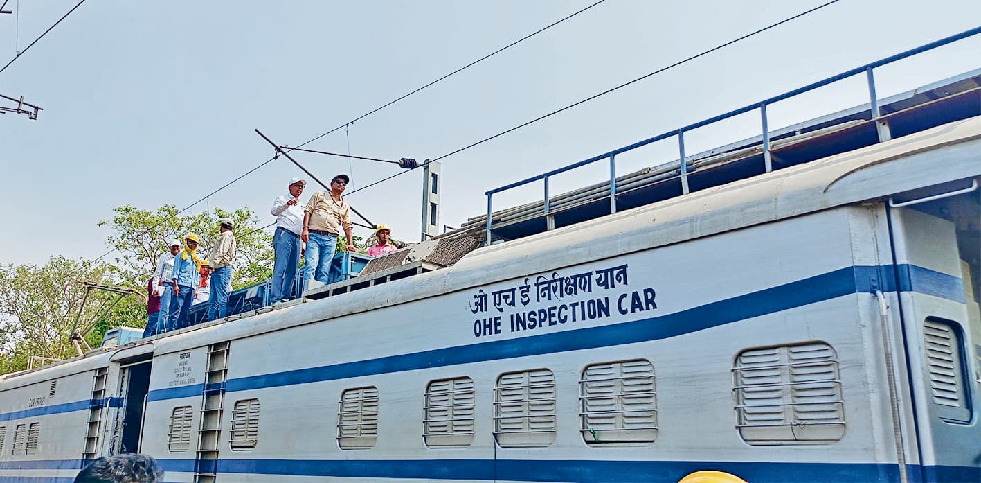 Sasaram news. डीआरएम ने रेल टावर वैगन पर चढ़ घंटों किया निरीक्षण