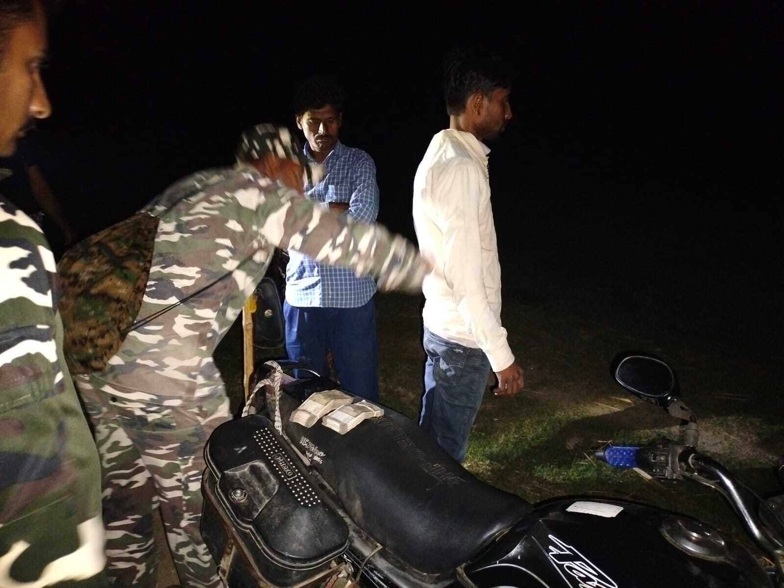 एक लाख भारतीय मुद्रा के साथ दो गिरफ्तार