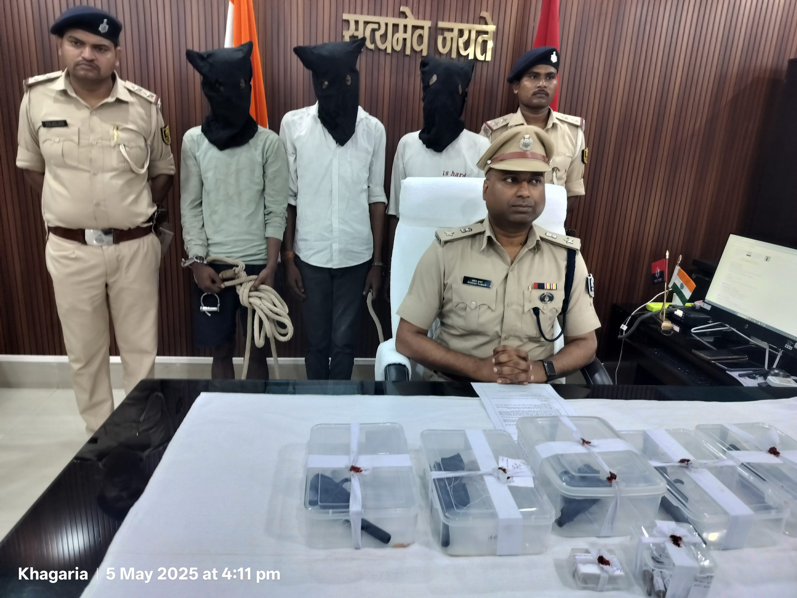 पसराहा में चार कट्टा, एक रिवाल्वर, छह जिंदा कारतूस के साथ तीन बदमाश धराया