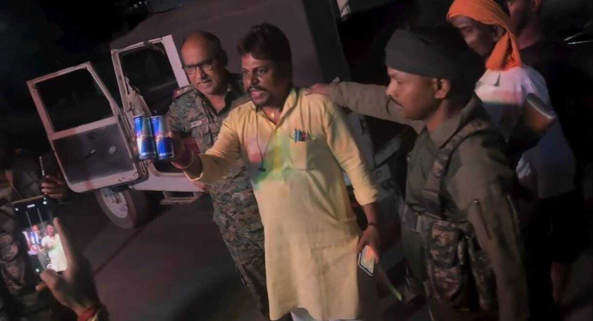 Giridih News: गावां पुलिस और जिप सदस्य में बहस, वीडियो वायरल