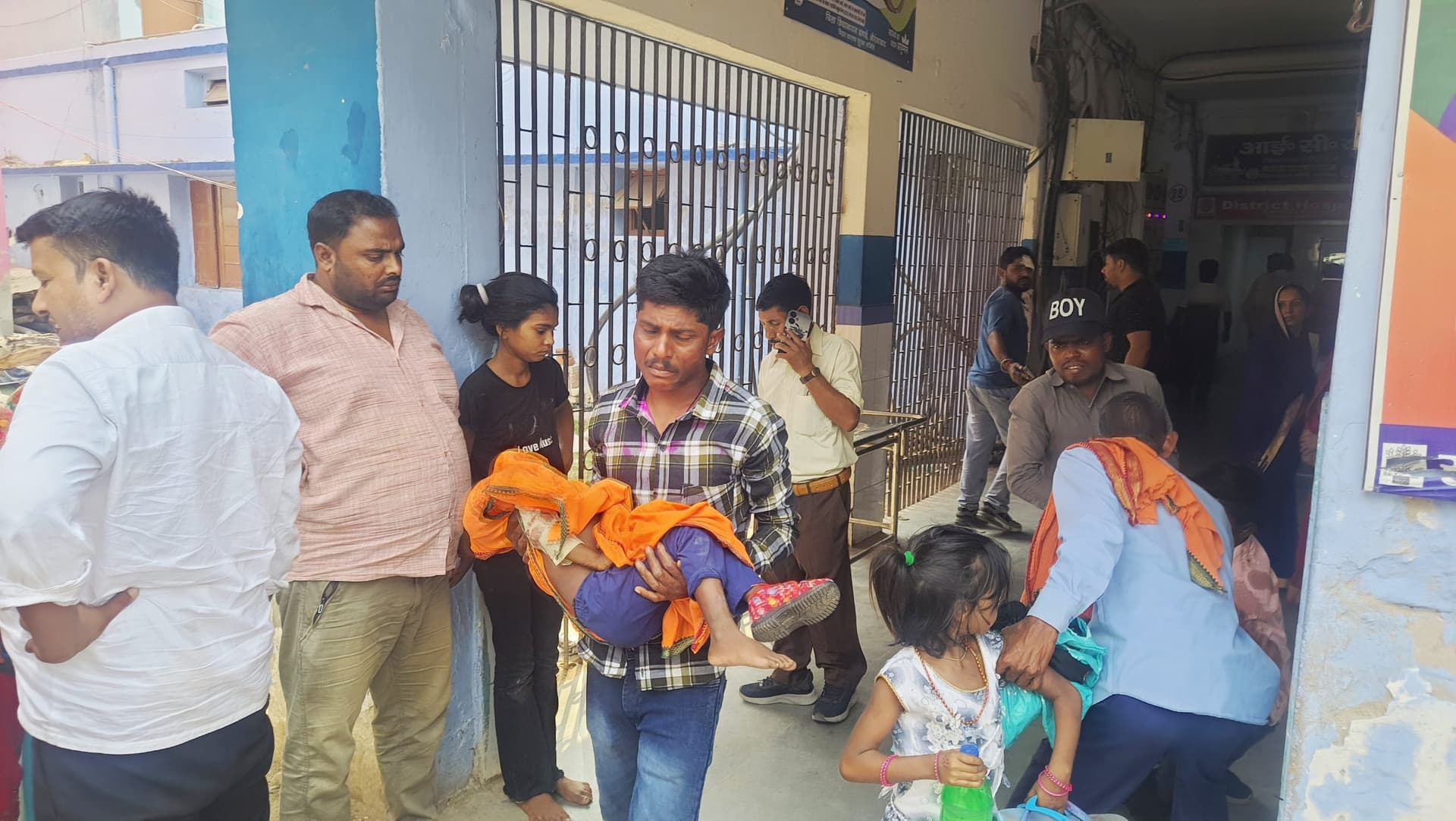Aurangabad News : अनियंत्रित होकर पलटा ऑटो, एक बच्चे की मौत, मां घायल