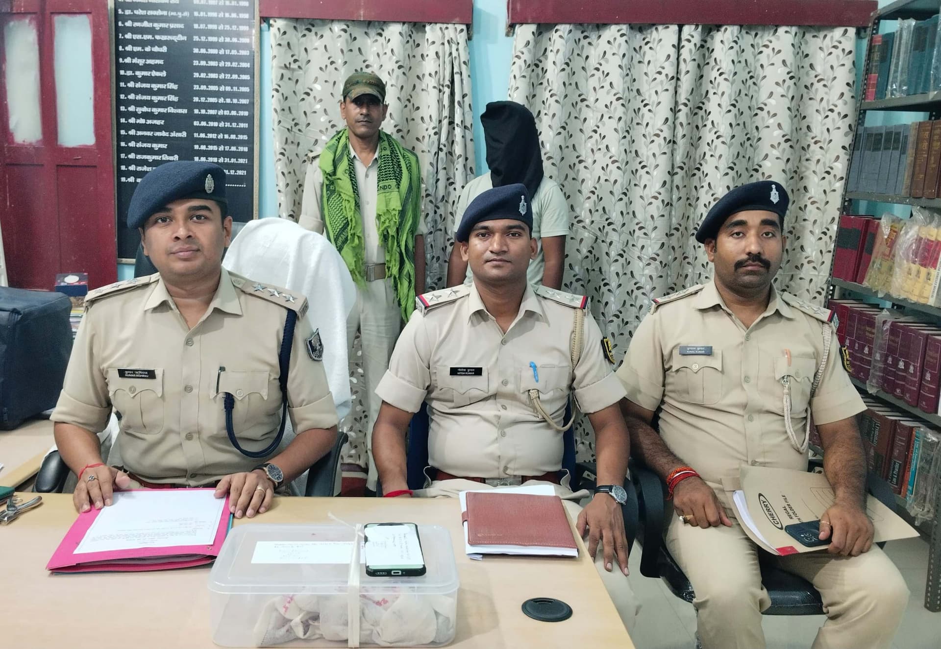 आरकेस्ट्रा में हथियार के साथ नाच रहा युवक गिरफ्तार, कट्टा व मोबाइल बरामद