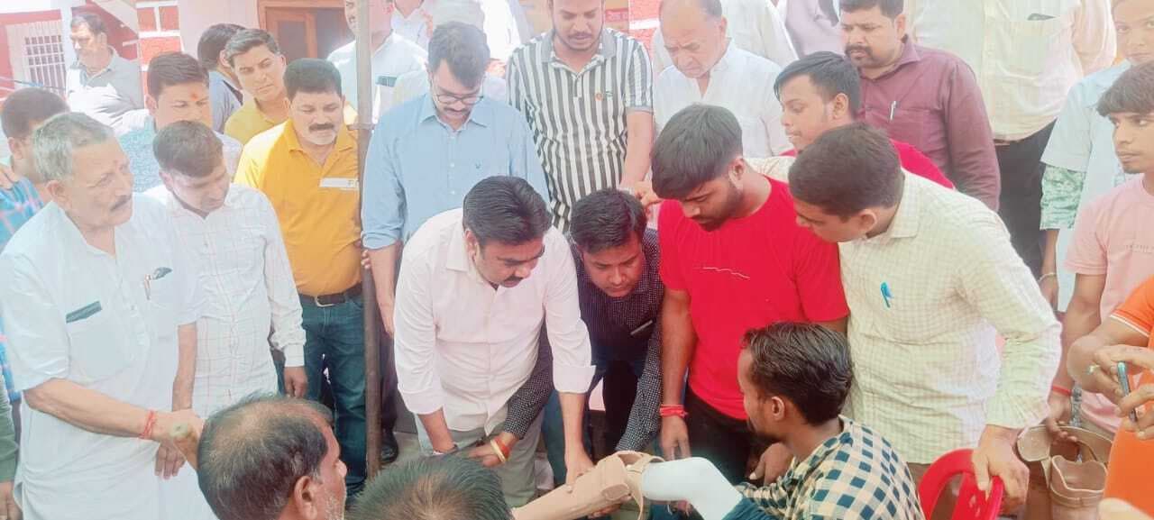 68 दिव्यांगों के बीच कैलिपर्स का वितरण