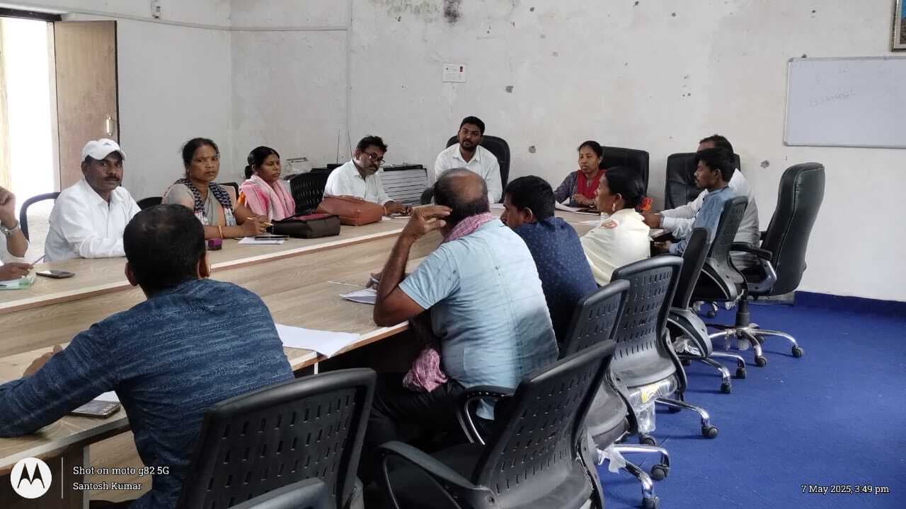 पीएम व अबुआ आवास योजना की प्रगति को लेकर समीक्षा