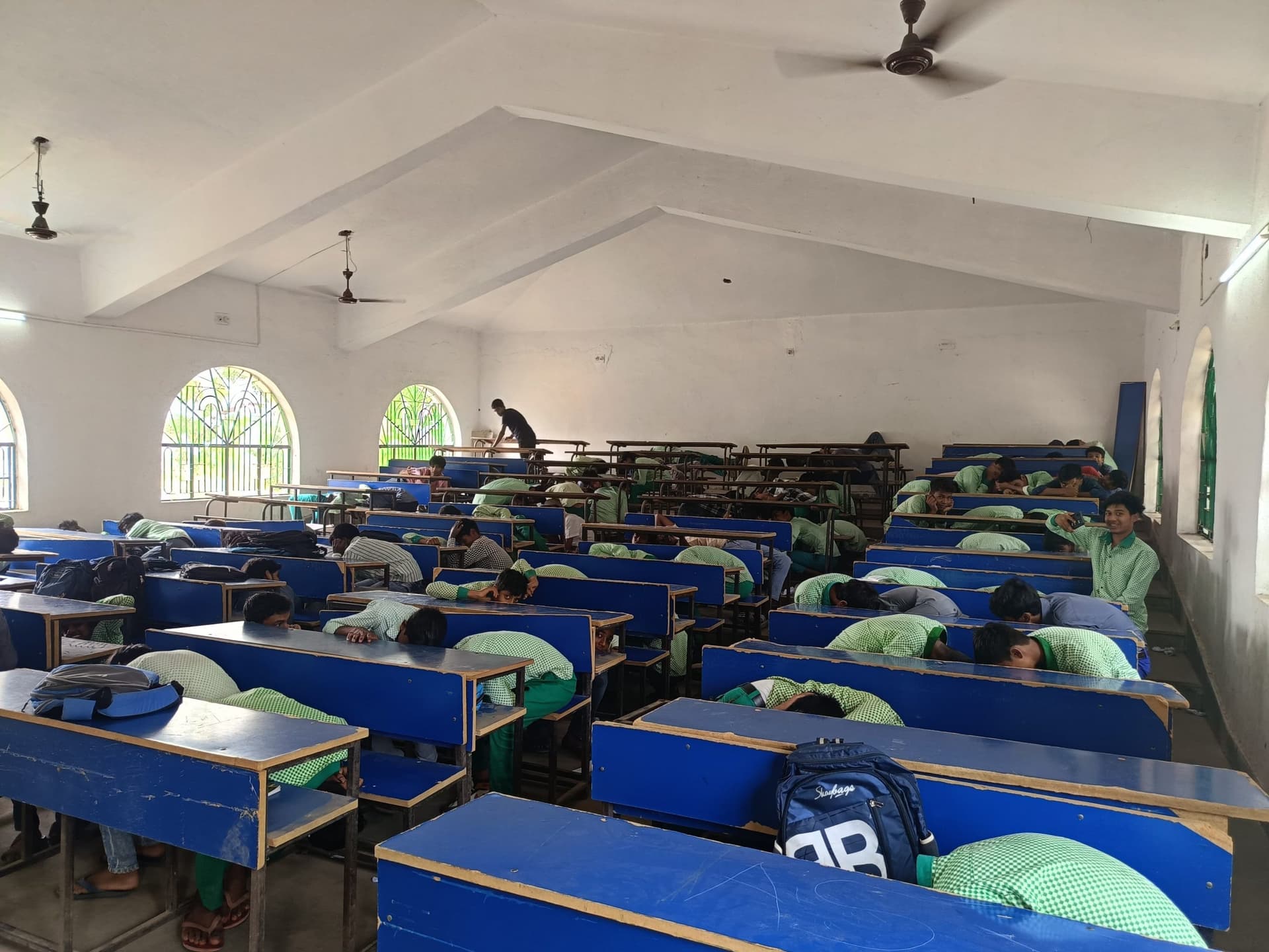 आपात स्थिति में बच्चे बेंच के नीचे छिप जायें, लाइट बंद कर दें