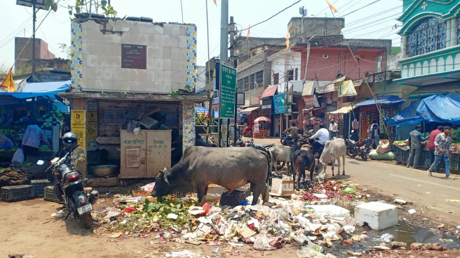 कर्पूरी चौक को बना दिया कचरा फेंकने का स्थल