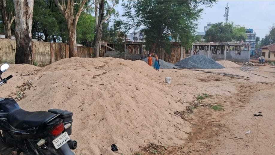 मेसकौर प्रखंड के इलाके में बालू तस्करी का धंधा जोरों पर