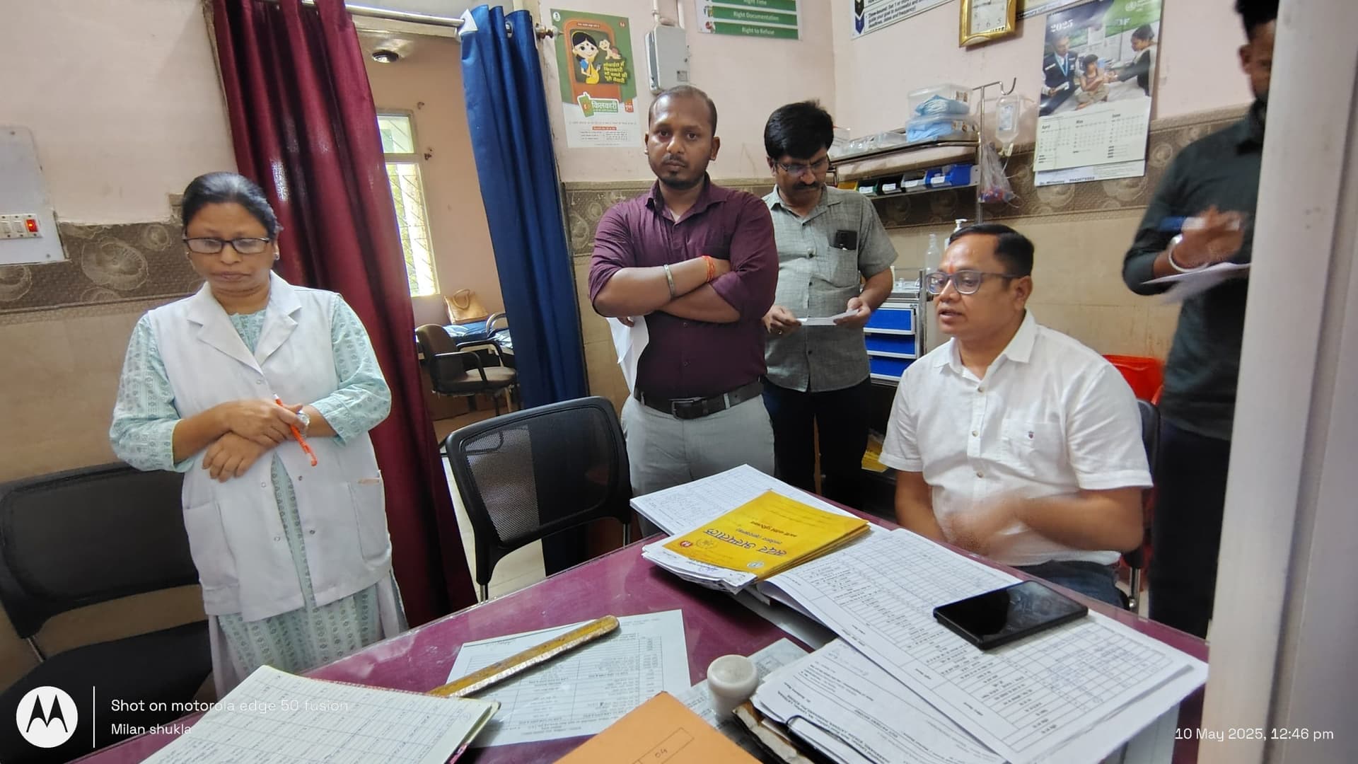 अस्पताल में पुरुष और महिला करते हैं एक ही शौचालय का उपयोग