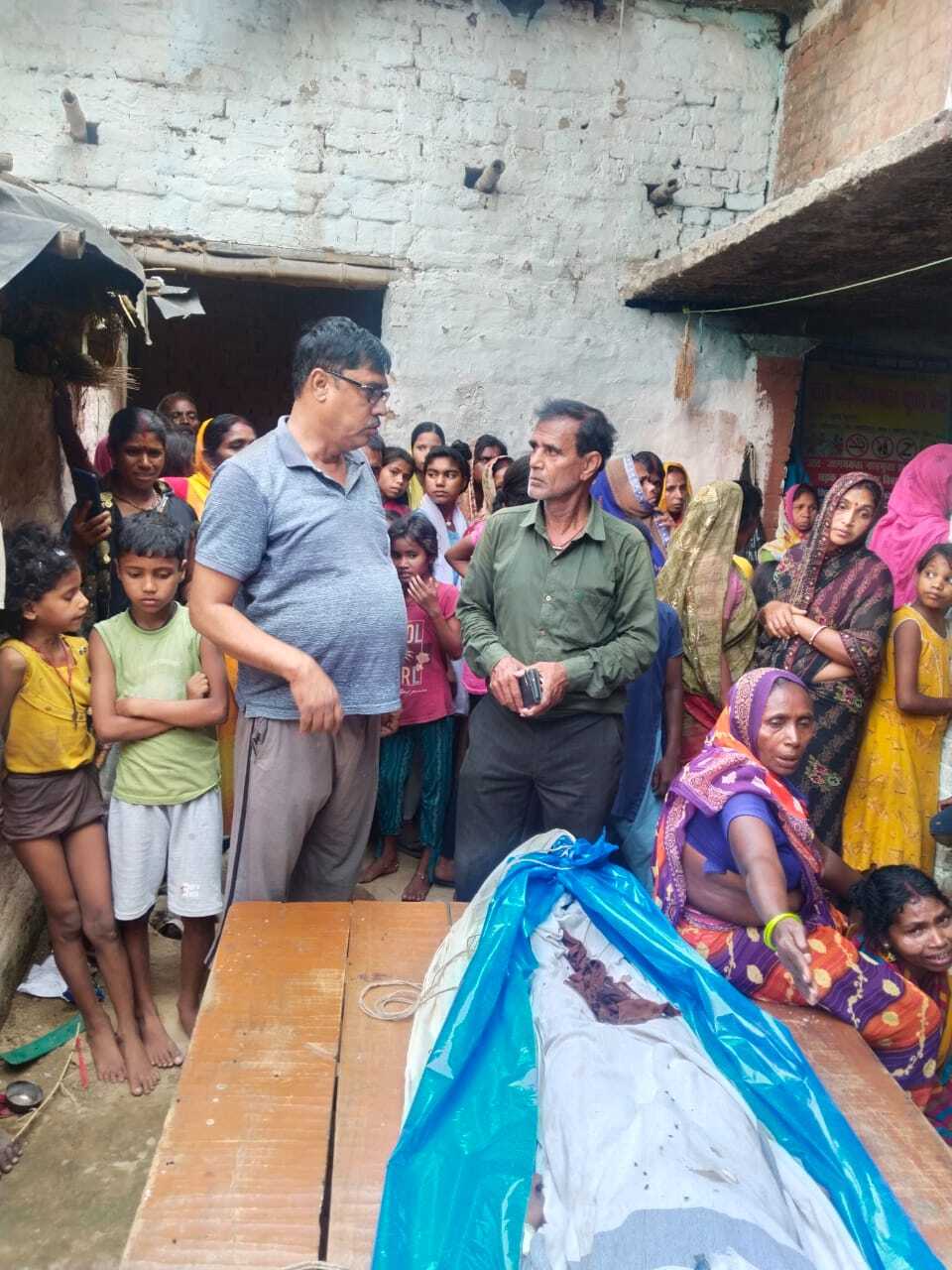 ई-रिक्शा चालक का शव पहुंचते ही परिजनों में मची चीख-पुकार