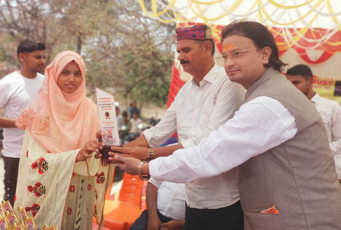 मैट्रिक व इंटर की परीक्षा में उतीर्ण छात्र-छात्राओं को किया गया सम्मानित