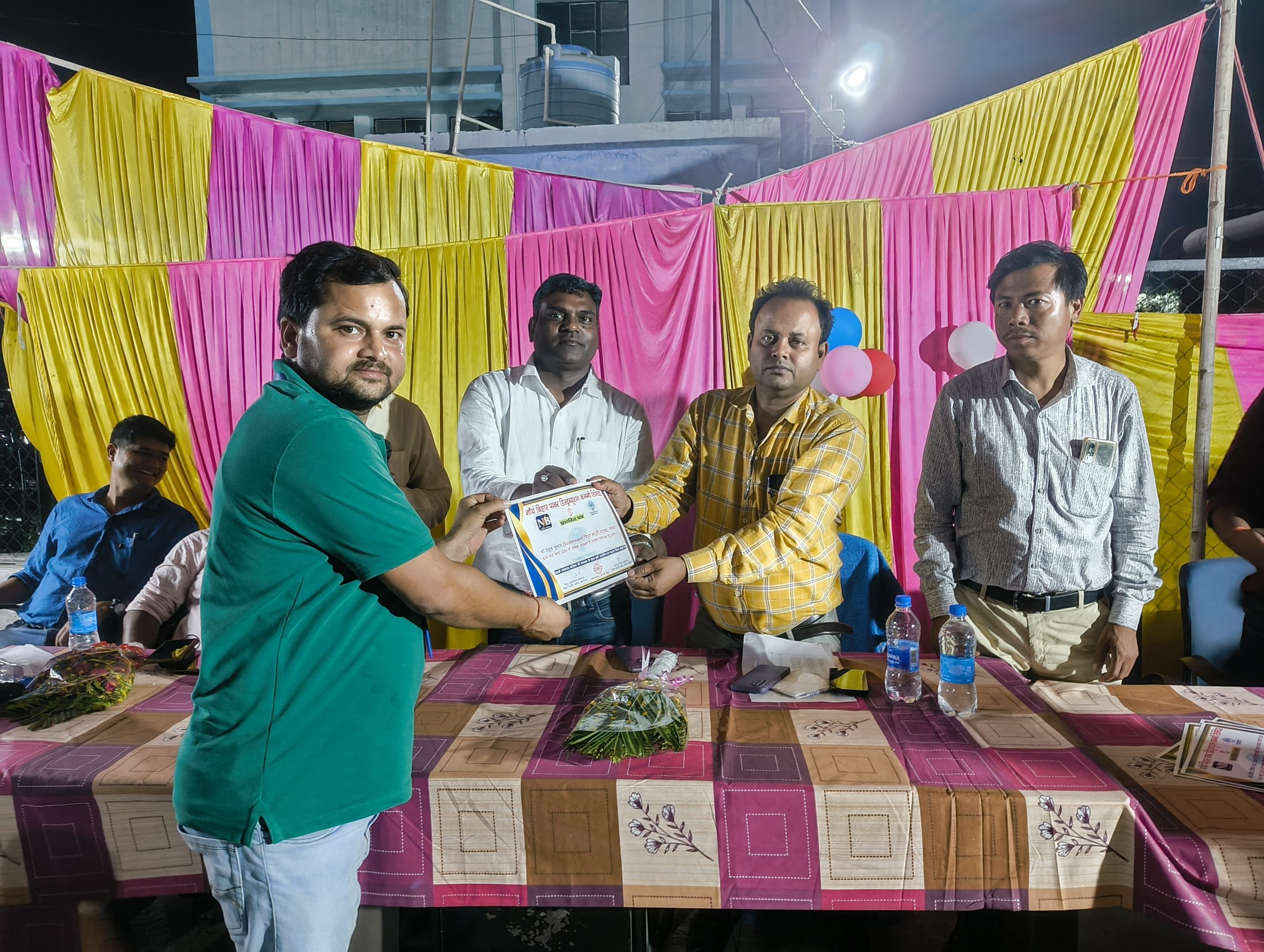 राजस्व संग्रहण में बेहतर करने वाले विद्युत कर्मी को किया गया सम्मानित