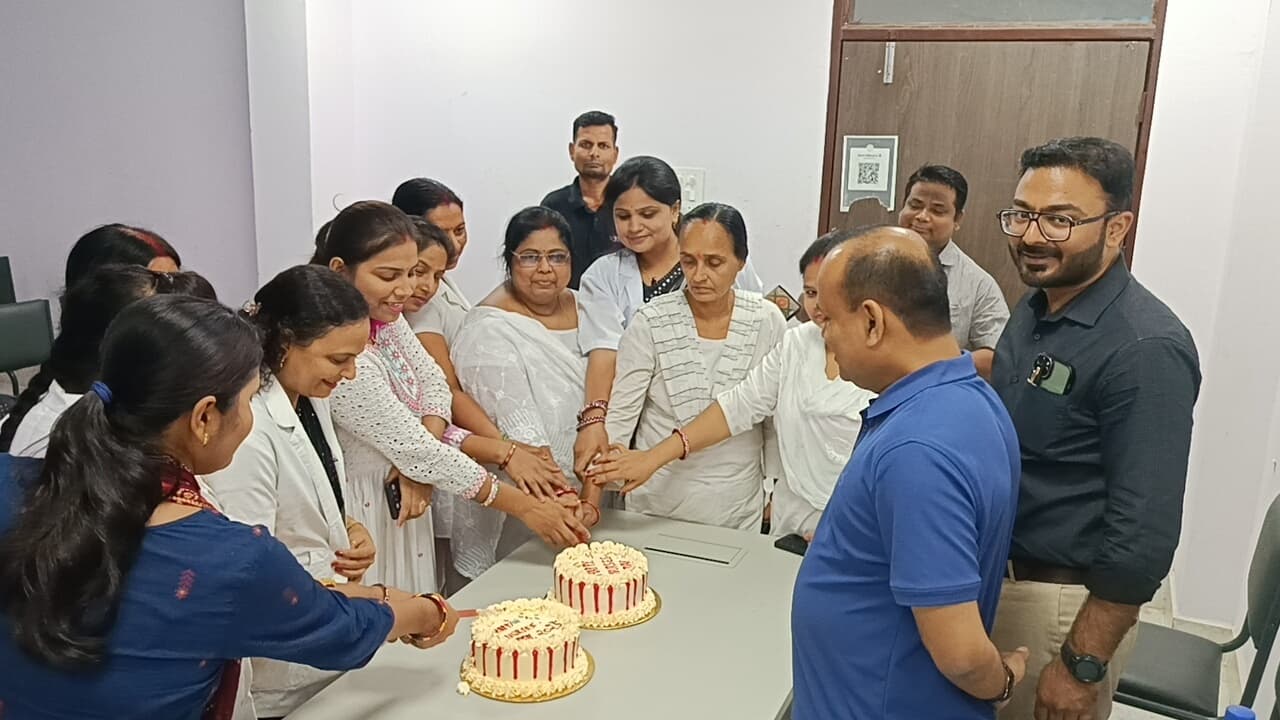 अनुमंडल अस्पताल में धूमधाम से मनाया गया अंतरराष्ट्रीय नर्स दिवस, एक-दूसरे को केक खिलाकर दी बधाई