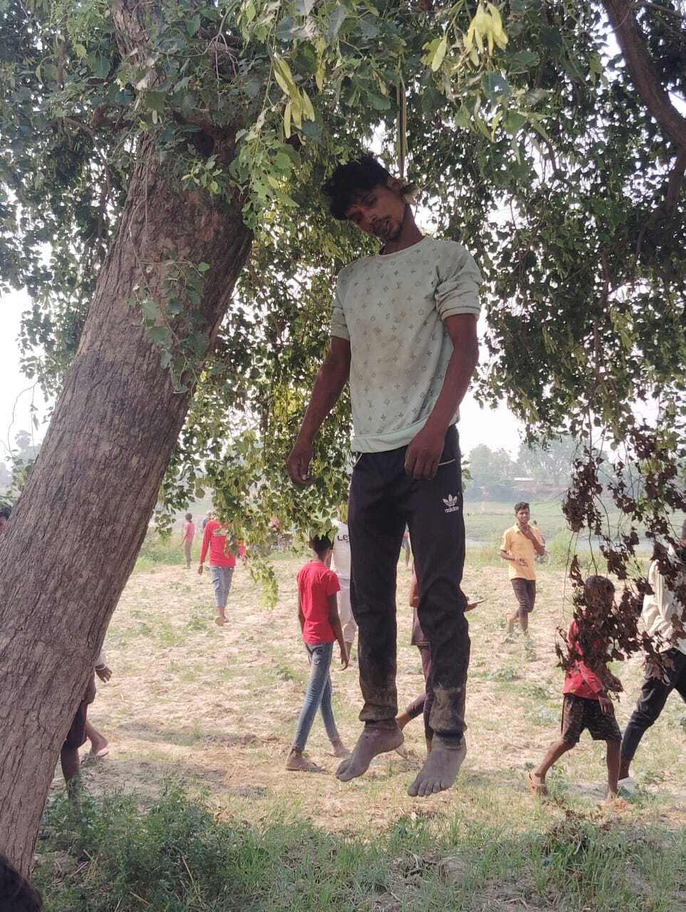 पेड़ से लटका मिला युवक का शव, परिजनों में जतायी हत्या की आशंका