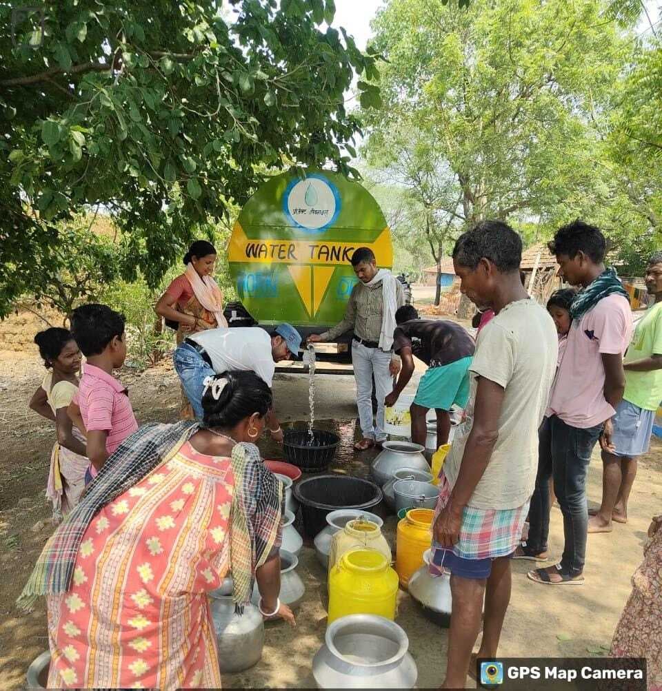 राजपोखर के ग्रामीणों को टैंकर से दिया गया पानी
