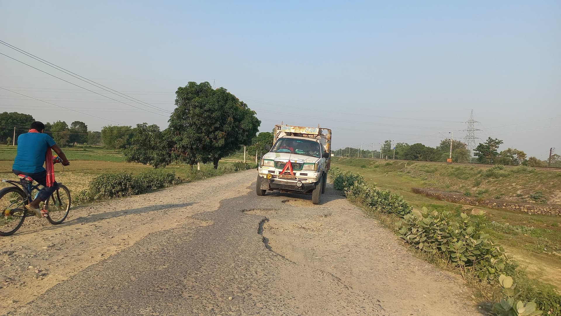 प्रखंड मुख्यालय जाने वाली सड़क जर्जर