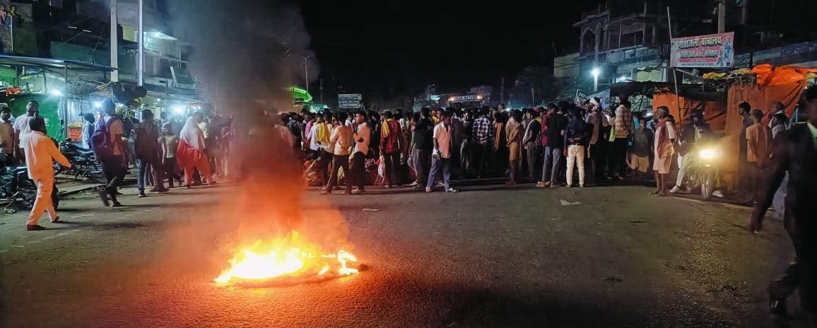बाइक की टक्कर से घायल युवक ने वाराणसी में तोड़ा दम, आक्रोशित परिजनों ने आगजनी कर किया प्रदर्शन