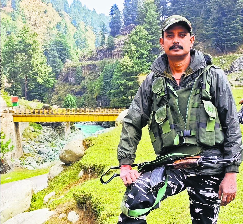 hajipur news. देश की रक्षा के लिए श्रीनगर में तैनात हैं नगवां के दो भाई