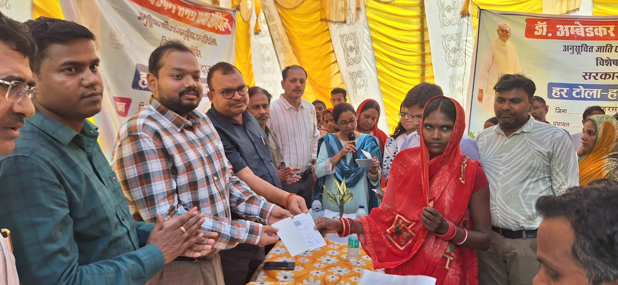दौराघाट में आयोजित विशेष शिविर में डीएम ने किया चेक का वितरण