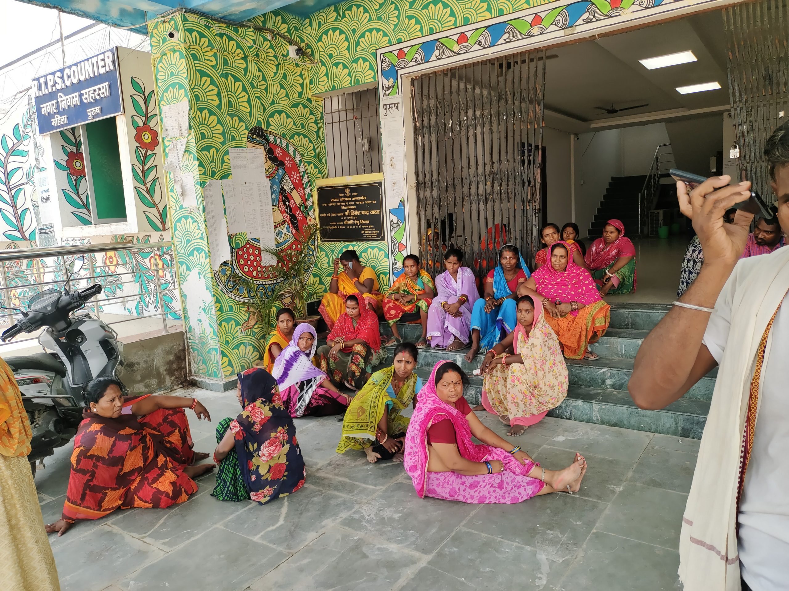 सफाई कर्मचारियों की पिछले छह दिनों से जारी हड़ताल ने अब लिया नया रूप
