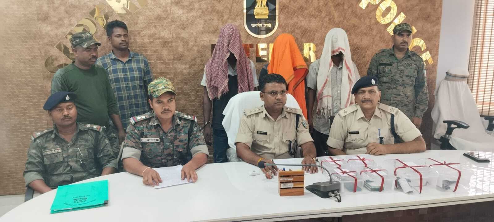 पीएलएफआइ के तीन उग्रवादी हथियार के साथ गिरफ्तार